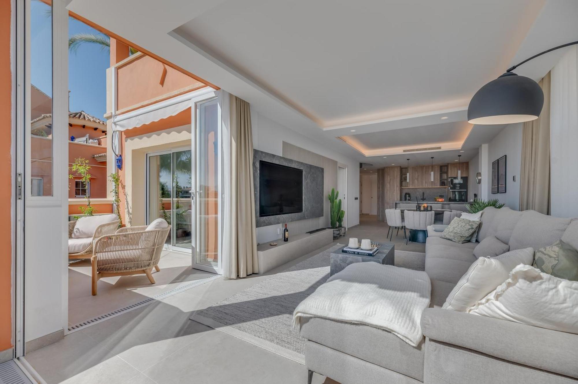 Luxury 3 Bdrm With Private Pool And Stunning Sea Views *